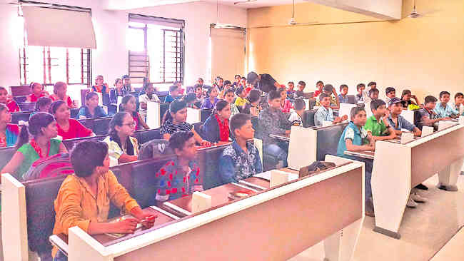 જરૂરિયાતમંદ વિદ્યાર્થીઓને સ્કોલરશિપ મળે તે માટે NTSEની ૫રીક્ષાની તૈયારી વિનામૂલ્યે કરાવે છે