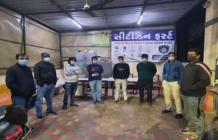 ફટાકડા ફૂટતા જોઈ પોલીસ ટેરેસ પર પહોંચી, દારૂની પાર્ટીના રંગમાં ભંગ પડ્યો, 8 ઝડપાયા
