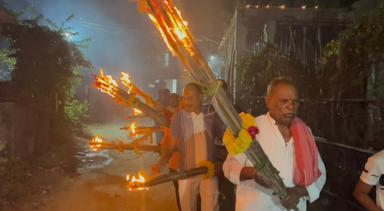 ગામના લોકો ચૂલામાં પ્રગટાવેલી ઘાસના પૂળા જેવી દીવી લઈને ગામમાં ફરે છે