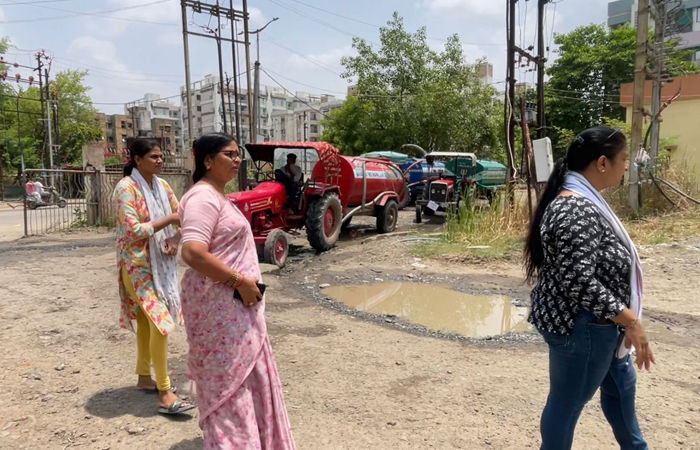 પાણીની સમસ્યાથી કંટાળેલા રહીશોએ ટાંકીએ ધસી જઈ હોબાળો મચાવ્યો