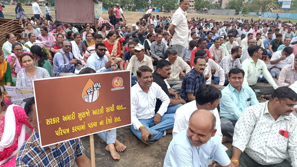 Head teachers protest in Gandhinagar, demand release of circular for transfer rules