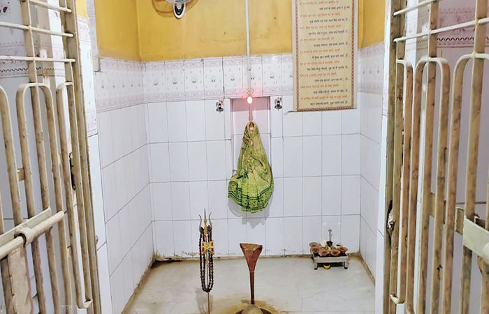 શિક્ષક દંપતીના ઘરમાંથી દાગીના અને શિવ મંદિરમાં ચાંદીના છત્રની ચોરી