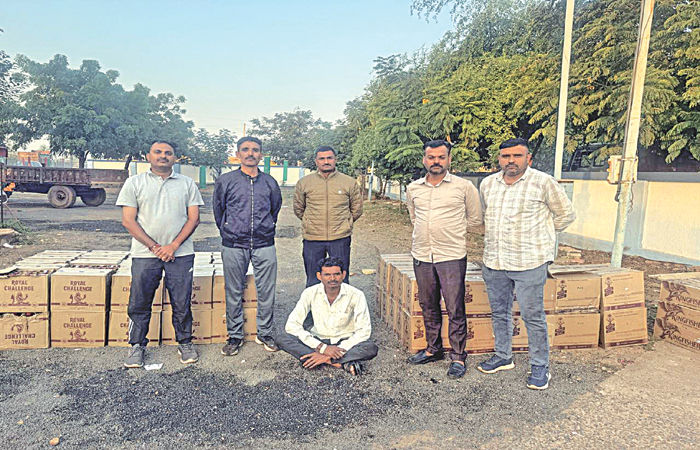 હળવદ-માળીયા હાઇવે પર ચોખાની આડમાં લઇ જવાતો દારૂનો જથ્થો ઝડપાયો