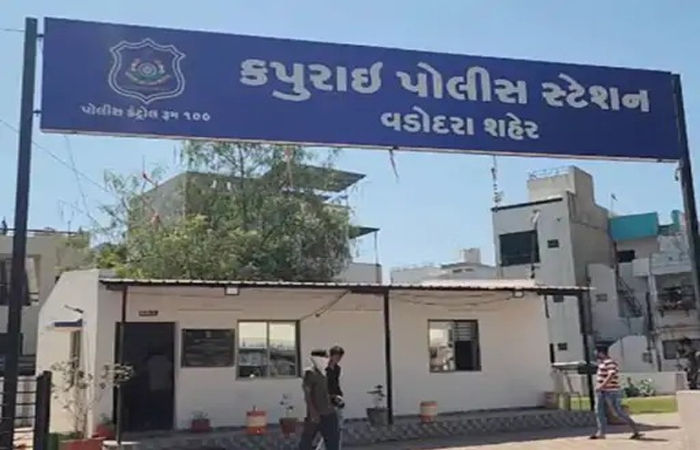 વાઘોડિયા બ્રિજથી વોરાગામડી માર્ગ સુધી પોલીસે બુટલેગરની કારનો પીછો કરી ઝડપી પાડી : બુટલેગર ફરાર