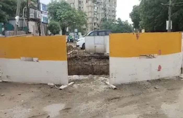 વડોદરામાં ડ્રેનેજ માટે ખોદાયેલા ખાડામાં ભરાયેલા પાણીમાં પગપાળા જતો યુવક ખાબક્યો