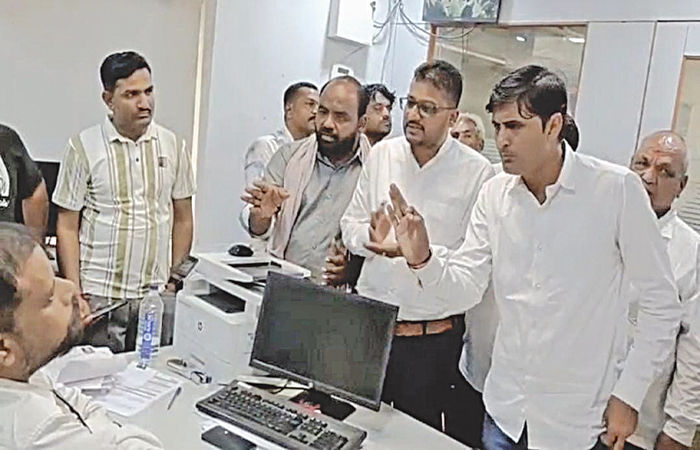 પાટડી ખાતે આવેલ બેન્ક ઓફ બરોડામાં ખેડુતોએ હલ્લાબોલ સાથે ઉગ્ર રજુઆત કરી