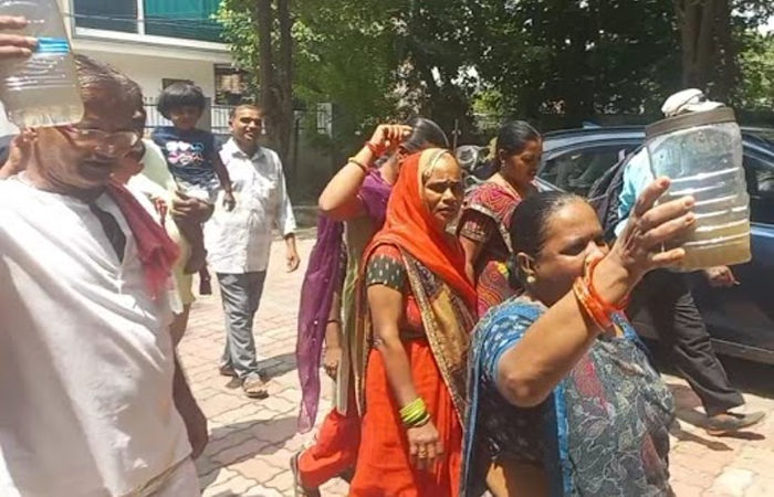 ન્યુ વીઆઈપી રોડ પર સંતોષી નગરમાં ઉભરાતી ગટરો અને દૂષિત પાણી મુદ્દે રહીશોનો મોરચો : દેખાવો કરી મચાવ્યો હોબાળો