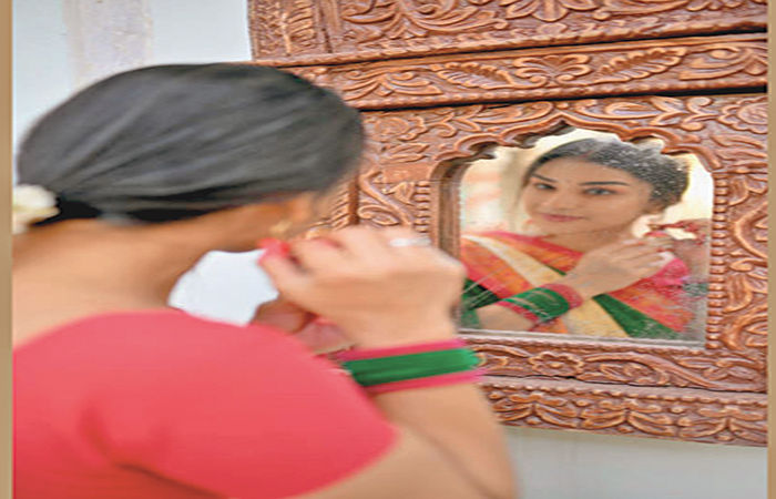 દર્પણમાં મુખ દેખાય છે ખરું, પણ હોતું નથી...સંસારમાં સુખ દેખાય છે ખરું, પણ હોતું નથી...