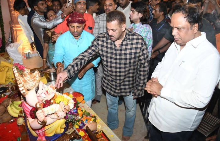 VIDEO: ઉઘાડા પગે ગણપતિ દાદાના દર્શન કરવા પહોંચ્યો સલમાન ખાન, ભારે સુરક્ષા વચ્ચે કેમ લગાવી દોડ?