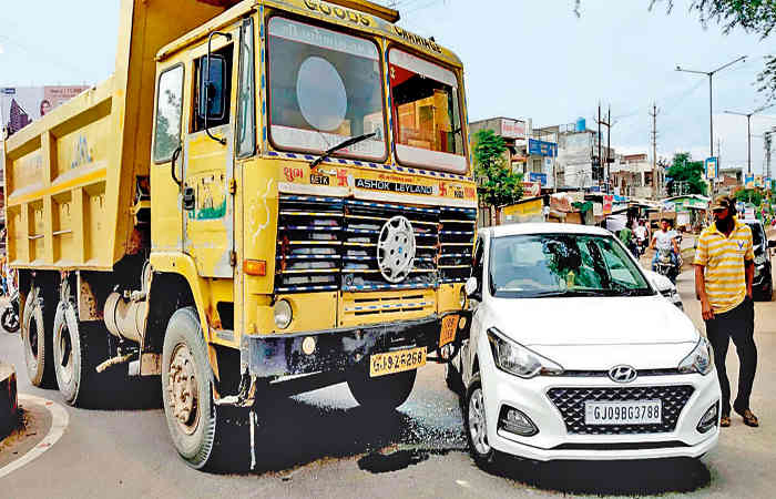 તલોદમાં કાર અને ડમ્પર વચ્ચે અકસ્માત : કાર ચાલકનો આબાદ બચાવ