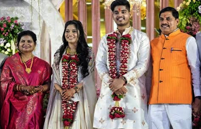 VIDEO: સમૂહલગ્નમાં યોજાયા MPના મુખ્યમંત્રી મોહન યાદવના દીકરાના લગ્ન, ધીરેન્દ્ર શાસ્ત્રી-રામદેવે આપ્યા આશીર્વાદ