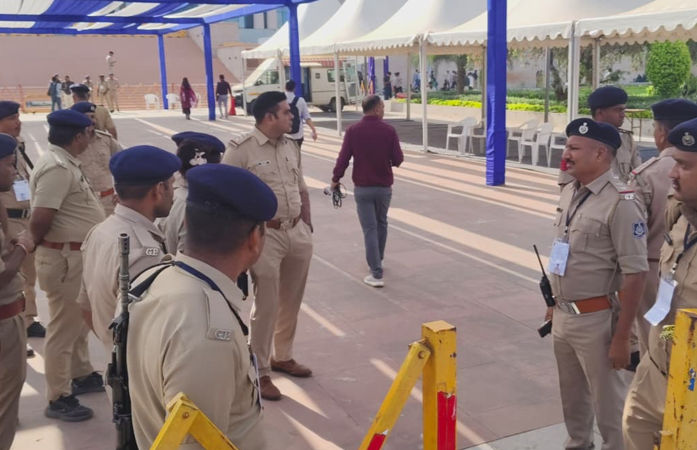 ગાંધીનગરમાં વિધાનસભાને બોમ્બની ધમકી, કોંગ્રેસના ધારાસભ્યો ગૃહમાં જઈને બેઠાં, કહ્યું- પ્રજાને મેસેજ આપવો જરૂરી