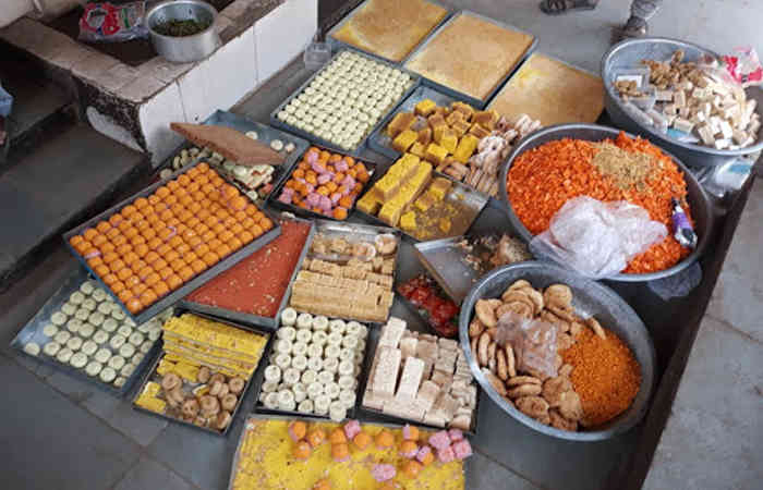 જામનગર: દુકાનો ખોલાવીને 915 કિલો અખાદ્ય મીઠાઈ-ફરસાણનો નાશ કરાયો