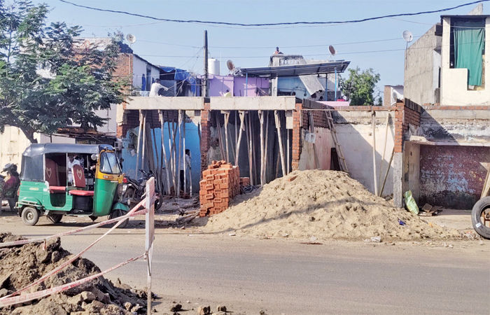 નડિયાદમાં મનપાની દુકાનો પર ગેરકાયદે કબજા બાદ નવું બાંધકામ શરૂ થતા વિવાદ