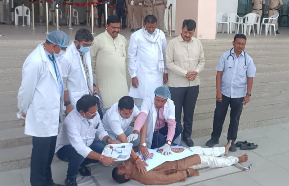 Congress leaders protest by dramatising Khyati hospital PM-JAY scam at Vidhan Sabha