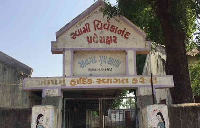 વડોદરા: અનગઢ ગામમાં વર્ષો જૂની શાળાઓની દયનીય હાલત, જીવના જોખમે અભ્યાસ કરતા વિદ્યાર્થીઓ