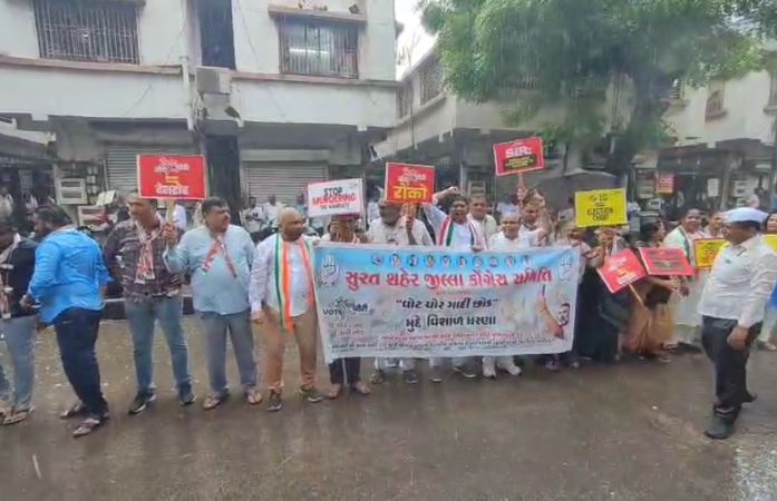 'વોટ ચોરી'ના આરોપ સાથે ગુજરાતમાં કોંગ્રેસનું વિરોધ પ્રદર્શન, "વોટ ચોર, ગાદી છોડ"ના નારા લગાવ્યા