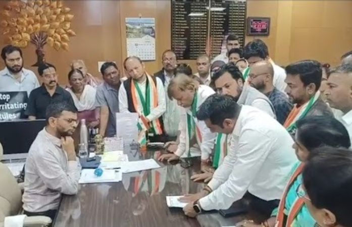 'SIR'ની મુદત માર્ચ 2026 સુધી લંબાવો...' વડોદરામાં કોંગ્રેસની કલેક્ટરને રજૂઆત, મૃતકના પરિવારને સહાય આપો