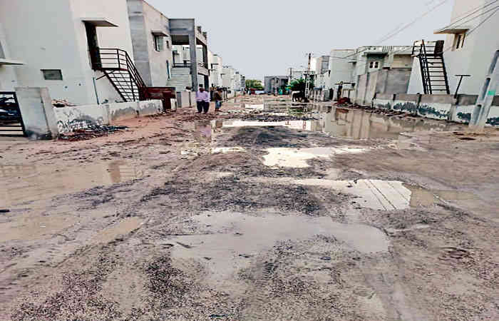 પાટડીના બજાણા રોડ 52 વર્ષોથી રસ્તો જ ન બનાવાતા લોકોને હાલાકી