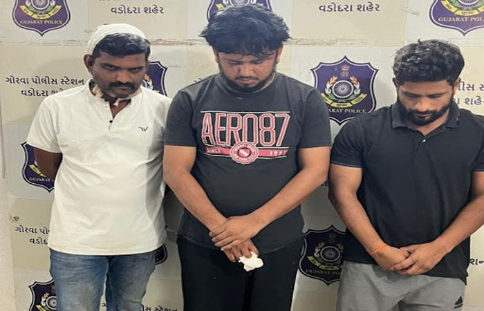 પરપ્રાંતીઓને અહીં રહેવા દેવાના નથી તેમ કહી મારામારી કરનાર ત્રણ જણાને પોલીસે પાઠ ભણાવ્યો