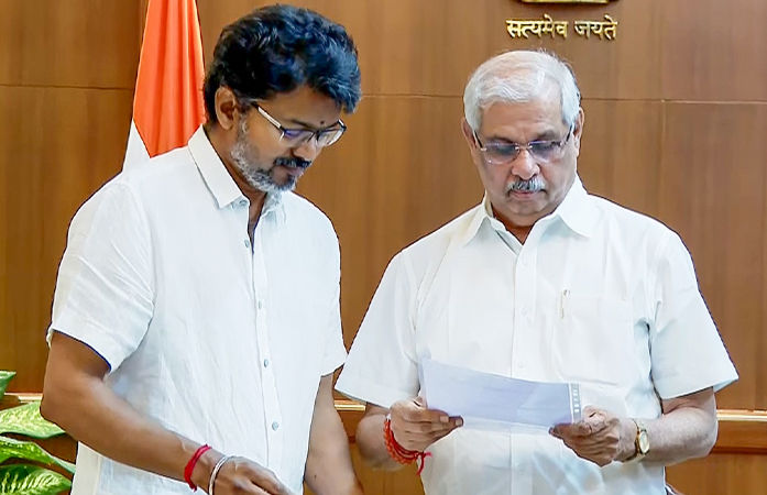 વિજયના શપથ પર 'ગ્રહણ': ધારાસભ્ય ગુમ, નકલી સહી અને હોર્સ-ટ્રેડિંગના આરોપો બાદ રાષ્ટ્રપતિ શાસનની અટકળો