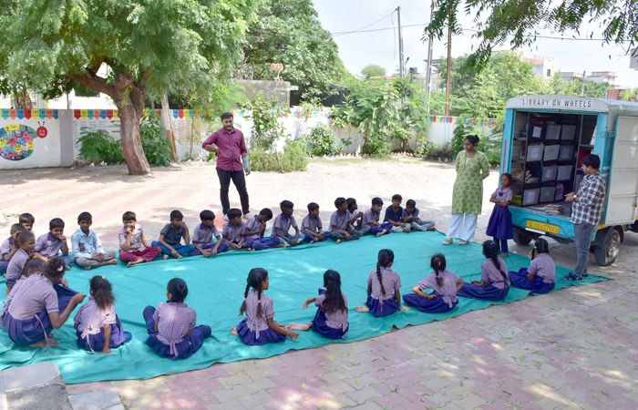 બાળકોને વાંચનની દુનિયા સુધી પહોંચાડતી “લાઇબ્રેરી ઑન વ્હીલ્સ” પહેલ