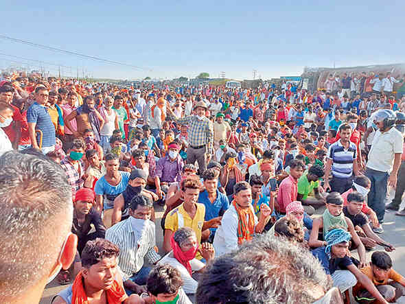 ગાંધીધામ-કંડલા હાઈવે પર શ્રમિકોનો હોબાળો : પોલીસ પર પથ્થરમારો
