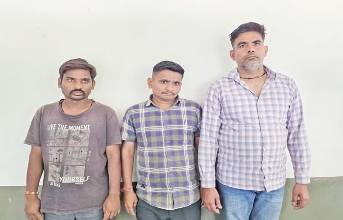 કઠલાલના ગાડવેલની સીમમાં વાત્રક નદી પાસે રૂા. 1.37 કરોડના દારૂ સાથે 3 શખ્સ ઝડપાયા