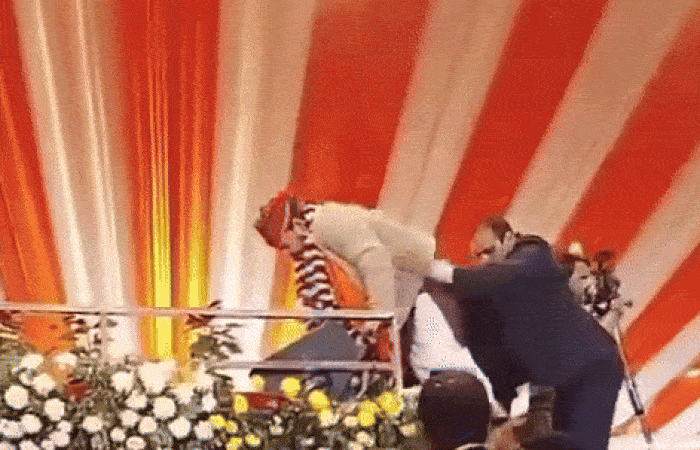VIDEO: ભાજપ નેતાએ ગુલાંટ મારી...! બ્રિજભૂષણ સિંહ સ્ટેજ પર પટકાયા, જન્મદિવસના કાર્યક્રમમાં બની ઘટના
