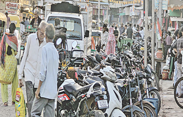 હળવદ શહેરમાં ફૂટપાથ પર દબાણના કારણે ટ્રાફિકની સમસ્યા વકરી