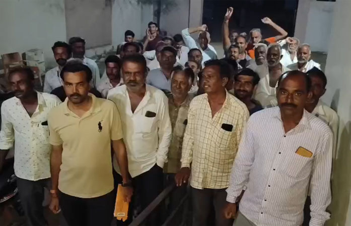 અમરેલીમાં વરસાદની અછત અને અનિયમિત વીજળીથી ખેડૂતો મુશ્કેલીમાં, વીજ કચેરી પર ખેડૂતોનો વિરોધ