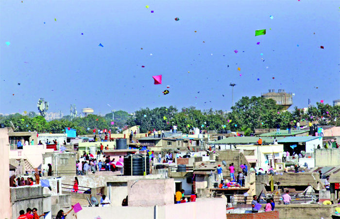 આકાશમાં રંગીન ધજાપતાકા લહેરાવતી પતંગોનું રાજ