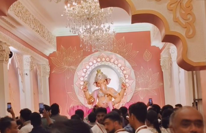 વડોદરામાં 200 કિલો કાગળમાંથી બનાવાઈ ગણેશજીની મૂર્તિ, પંડાલમાં યુરોપ અને ભારતીય વાસ્તુકલાના દર્શન