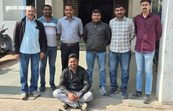 અમદાવાદના રિક્ષાચાલકને પોલીસ બનવાનો ચસકો ભારે પડ્યો, ખોટી ઓળખ આપી 40 હજાર પડાવ્યા, અસલી પોલીસે ઝડપ્યો