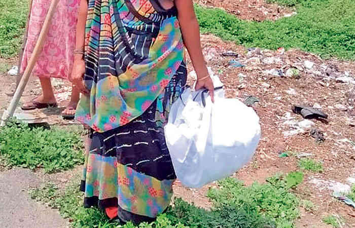 કોરોનાગ્રસ્ત મૃતદેહને વિંટાળેલી પ્લાસ્ટિક કિટનો ગામમાં જ નિકાલ કરાતા હોબાળો