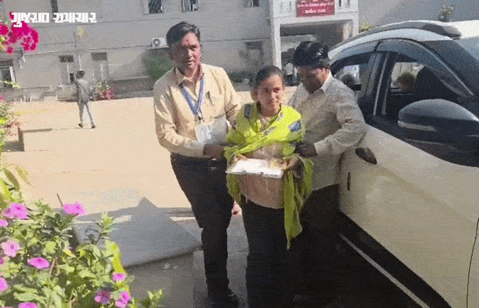 VIDEO | બાપનો વિશ્વાસ, દીકરીની હિંમત: બોડેલીમાં ઈજાગ્રસ્ત દીકરીને ઉંચકીને પરીક્ષા કેન્દ્ર પહોંચ્યા પિતા, સંચાલકોએ પણ માનવતા મહેકાવી