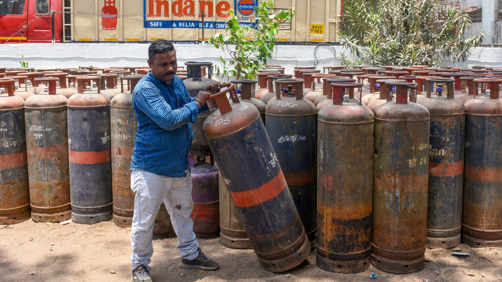 સરકારે કોમર્શિયલ LPG સપ્લાય પરના તમામ પ્રતિબંધો હટાવ્યા, કોમર્શિયલ અને ઇન્ડસ્ટ્રિયલ ગ્રાહકોને રાહત