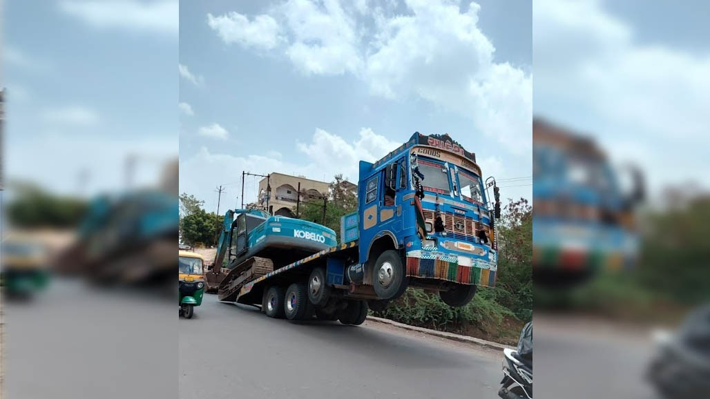 જામનગરમાં અન્નપૂર્ણા ચોકડી પાસે હાઈડ્રોલિક મશીન ઉતારતી વખતે ટ્રકનો આગળનો ભાગ હવામાં ઊંચકાઇ જતાં દોડધામ
