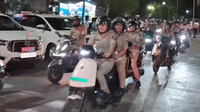 અમદાવાદ: જગન્નાથજીની 149મી રથયાત્રા પહેલાં પોલીસે સાંકડી ગલીઓમાં EV બાઇક દ્વારા પેટ્રોલિંગ કર્યું