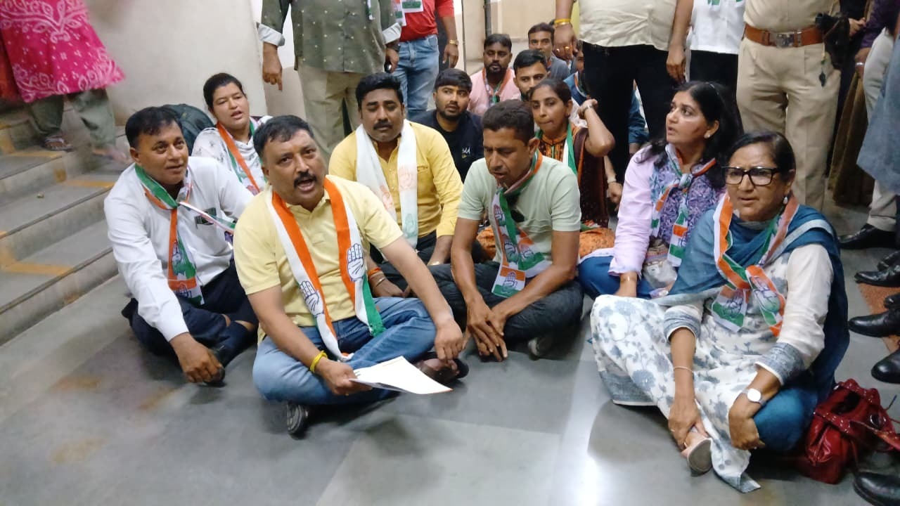 Congress Protests Outside Jamnagar Municipal Corporation, Alleges Corruption in Pre-Monsoon Works