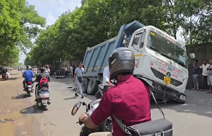 સુરતમાં પ્રી-મોન્સૂન કામગીરીની પોલ ખુલી: લિંબાયતમાં નવો રોડ બેસી જતાં ડમ્પર ફસાયું, કલાકો સુધી ટ્રાફિક જામ