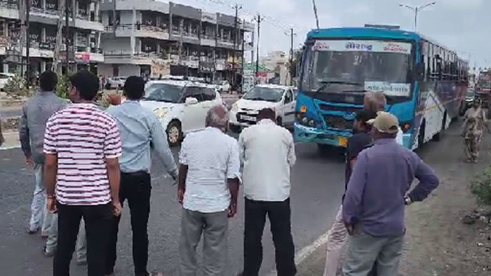 ટંકારામાં રાજકોટ-મોરબી હાઇ-વે પર ખેડૂતો દ્વારા ચક્કાજામ કરાતાં ટ્રાફિક જામ