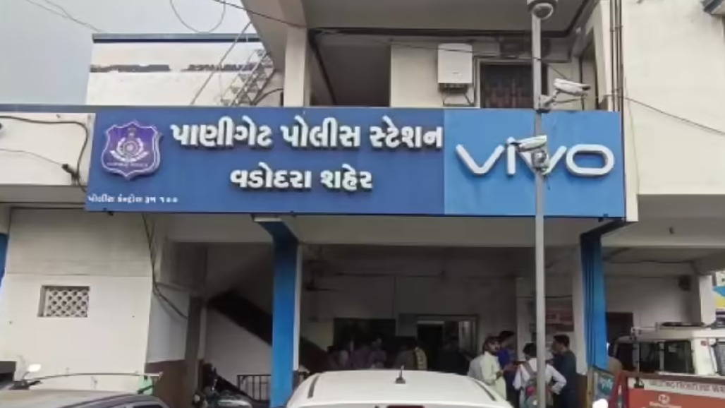 શટલ રિક્ષામાં બેસેલી મહિલાના પર્સમાંથી દાગીના ચોરાયા