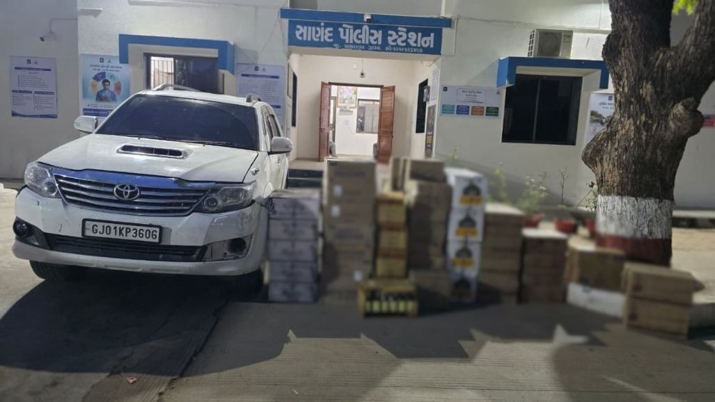 અમદાવાદ: સાણંદ પાસે લક્ઝુરિયસ કારમાંથી લાખો રૂપિયાનો દારૂ ઝડપાયો, બુટલેગર પોલીસને હાથતાળી આપી ફરાર