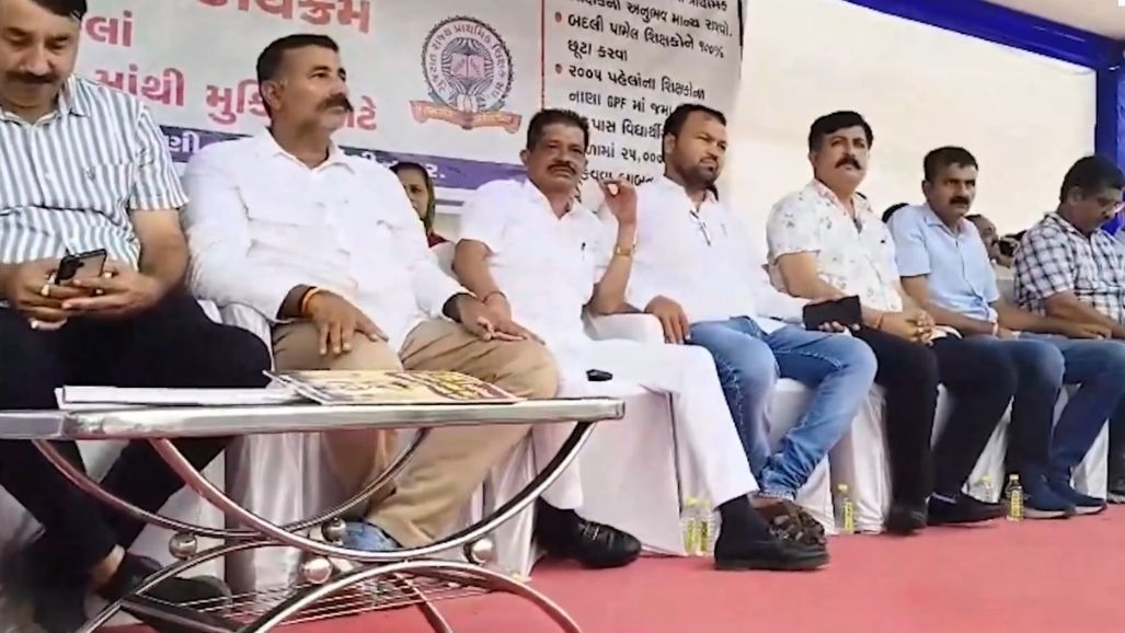 ગાંધીનગરમાં શિક્ષકોનો હલ્લાબોલ: TET ફરજિયાત કરાતા રાજ્યભરમાંથી શિક્ષકો વિરોધ પ્રદર્શનમાં જોડાયા