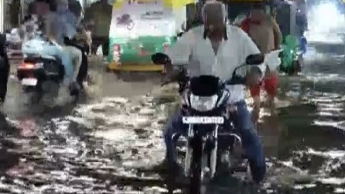 વડોદરામાં મેઘરાજાની ધમાકેદાર એન્ટ્રી: તંત્રની પોલ ખોલી: દોઢ ઇંચ વરસાદ