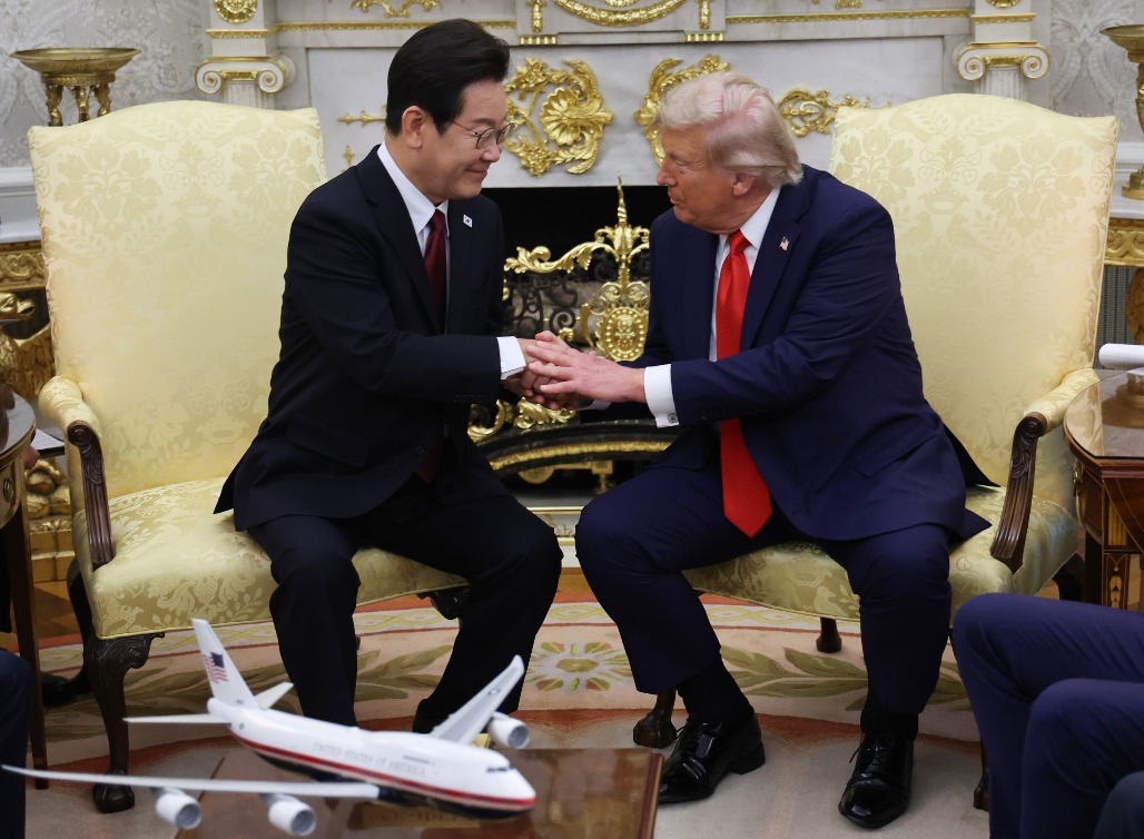 4 South Korean President Lee Jae Myung (L) holds talks with U.S. President Donald Trump in the Oval Office of the White House in Washington on Aug. 25, 2025.jpg