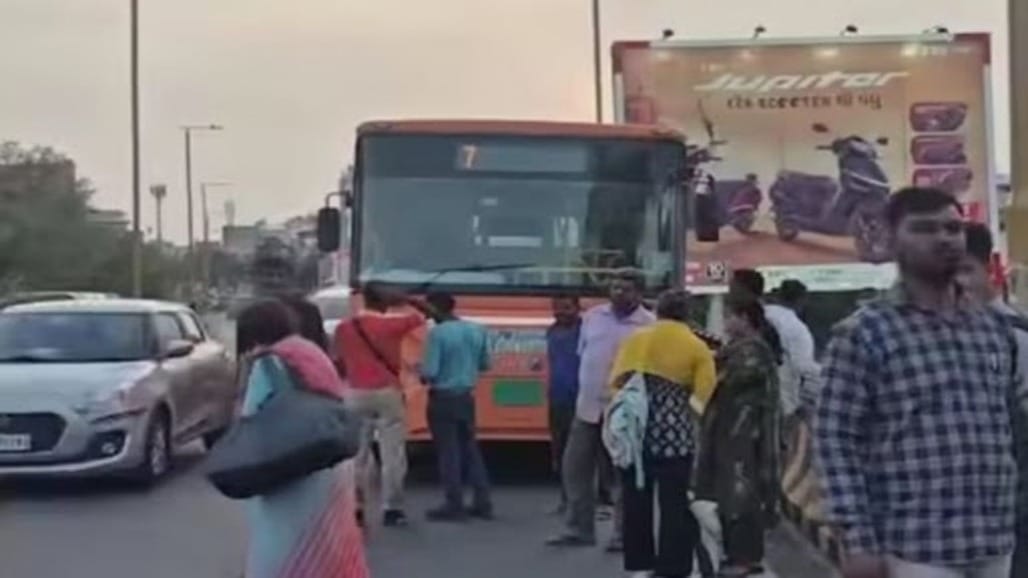 વડોદરામાં PM ઈ-બસ સેવાની બસ બ્રિજ પર ખોટકાતા મુસાફરો પરેશાન, ટેકનિકલ ખામી સર્જાઈ