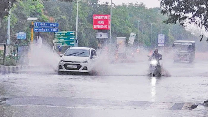 Heavy Rains Batter South Gujarat: 103 Evacuated in Valsad, 17 Roads Shut in Tapi