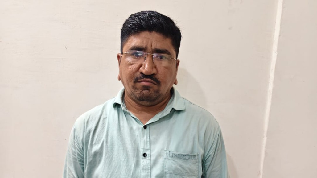 Bhuj Revenue Talati Caught Accepting ₹35,000 Bribe in ACB Trap
